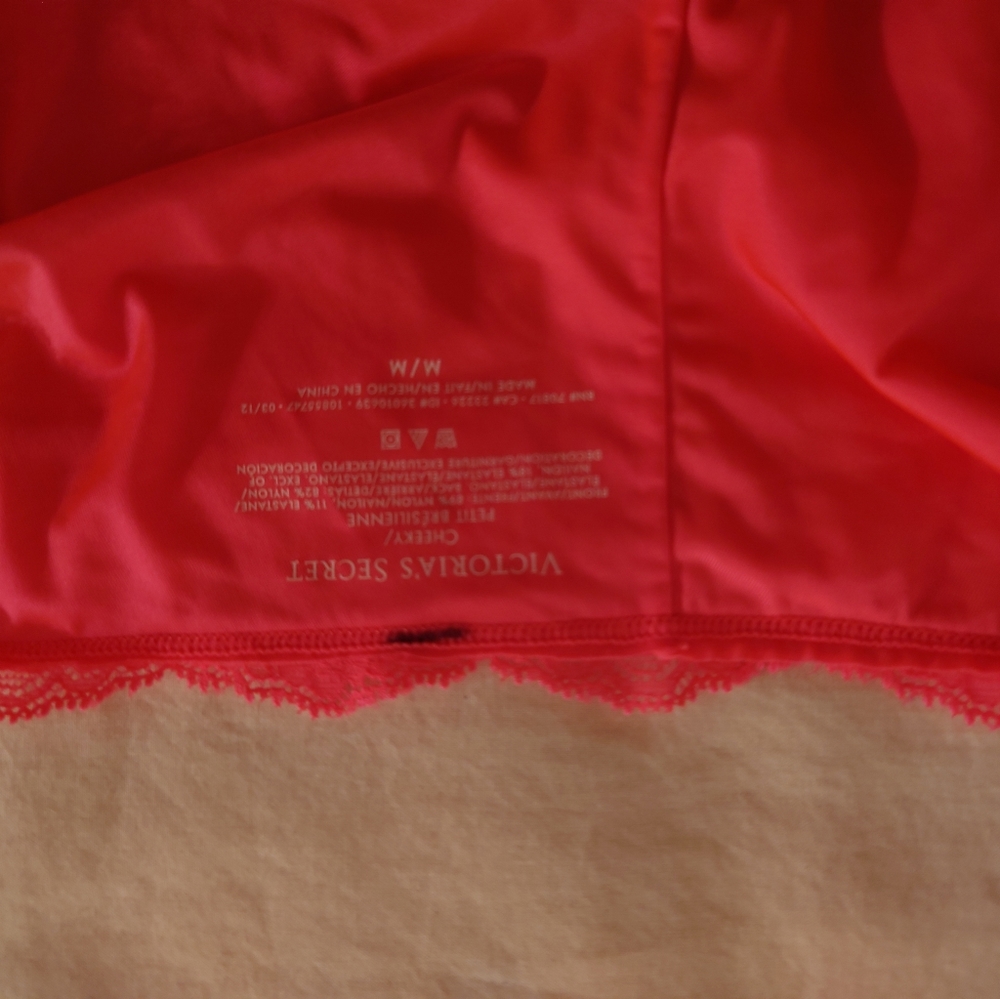 Flaws! NWOT Body by Victoria's Secret Unlined Underwire 32DD Bra + M Cheeky Set - Picture 10 of 12